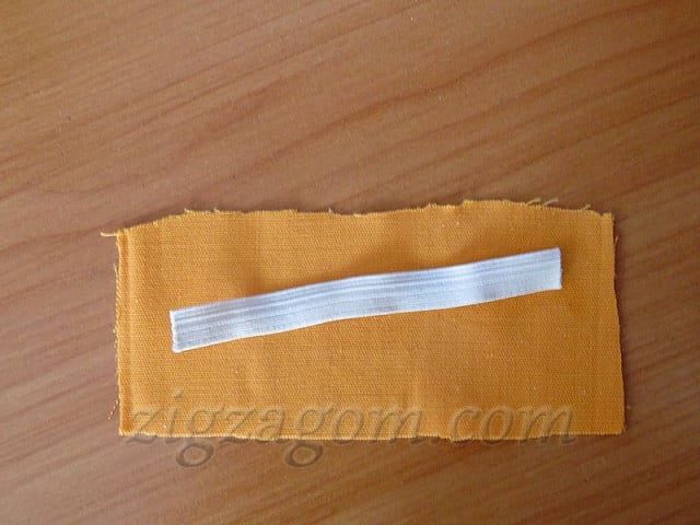 Вырезаем кусок основной ткани размером 3 х 7 сантиметров
