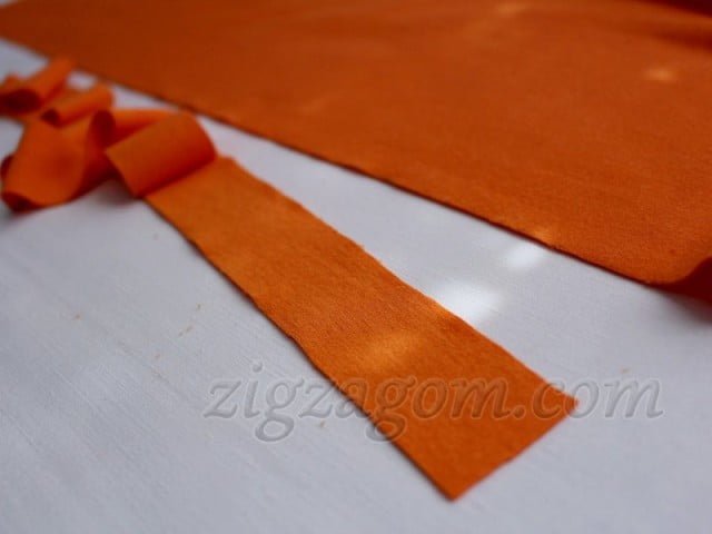 Выкроить бейки из оранжевого трикотажа шириной 3 см. и длиной 30 см. и 15 см.