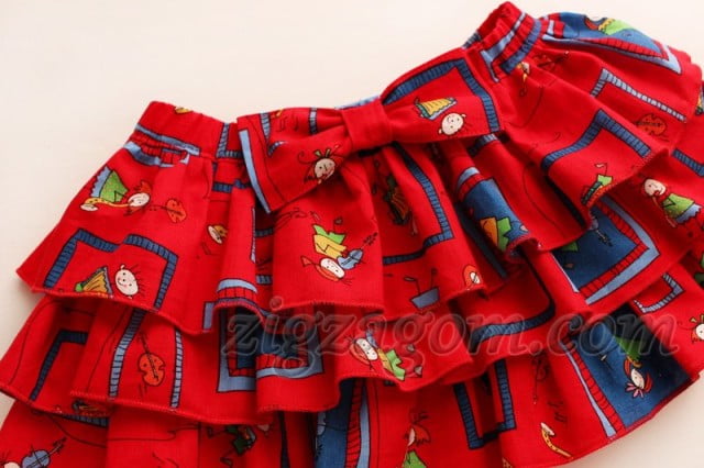 In the center of the belt of the skirt, sew a ready-made bow