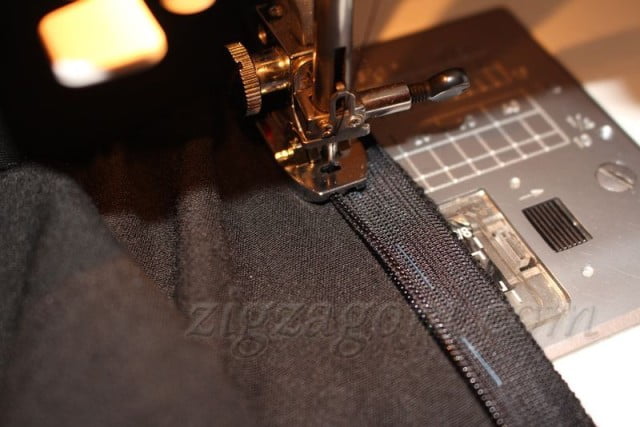 Качественно пристрочить потайную молнию поможет специальная лапка для швейной машины