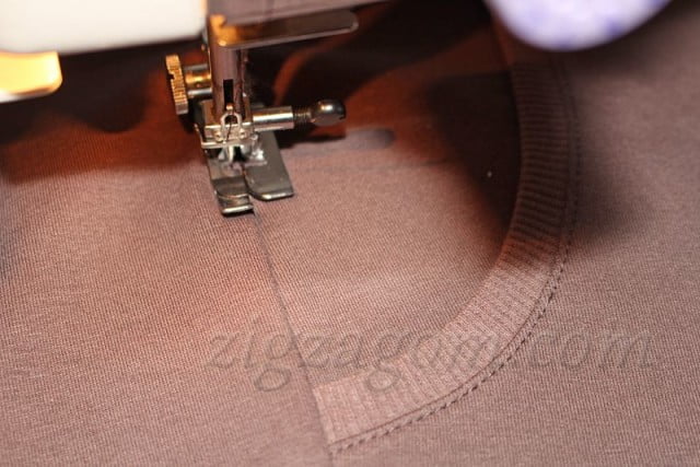 Отстрачиваем боковой шов на швейной машине по задней детали
