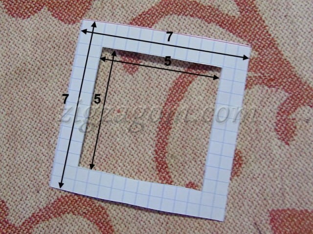 Из плотного картона необходимо вырезать шаблон – квадрат 7х7 сантиметров. Затем, отступив от каждой стороны по 1 сантиметру, вырезать внутреннее «окно». Получается вот такой шаблон