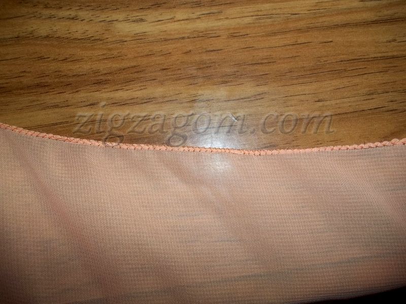 Для начала обрабатываем края ткани, для этого верхний и нижний срезы обрабатываем с помощью зигзага или оверлока