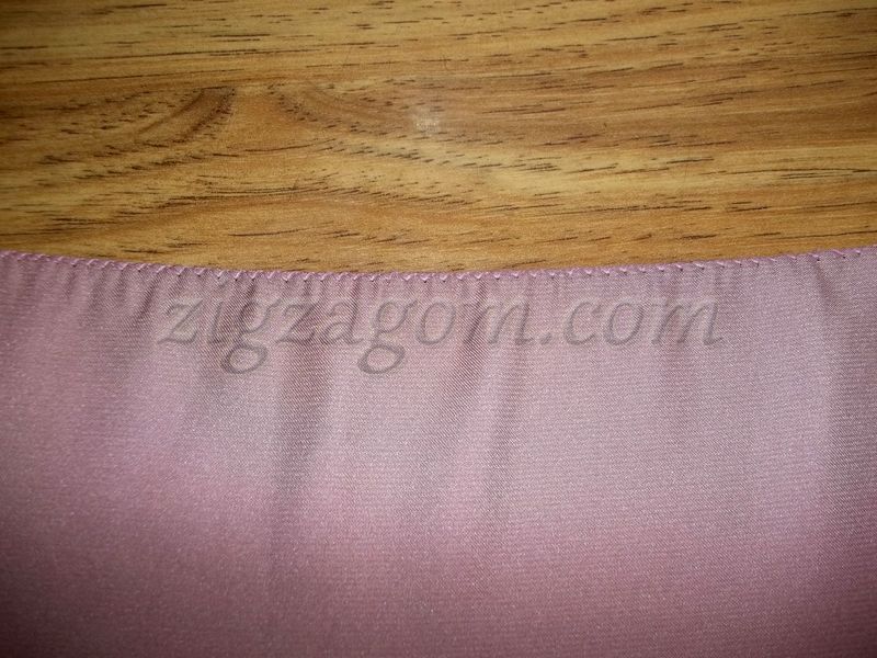 Для начала обрабатываем края ткани, для этого верхний и нижний срезы обрабатываем с помощью зигзага или оверлока