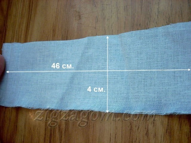 Сначала сделаем завязки, для этого оставшийся кусочек ткани разрезаем на полоски 46х4 см.