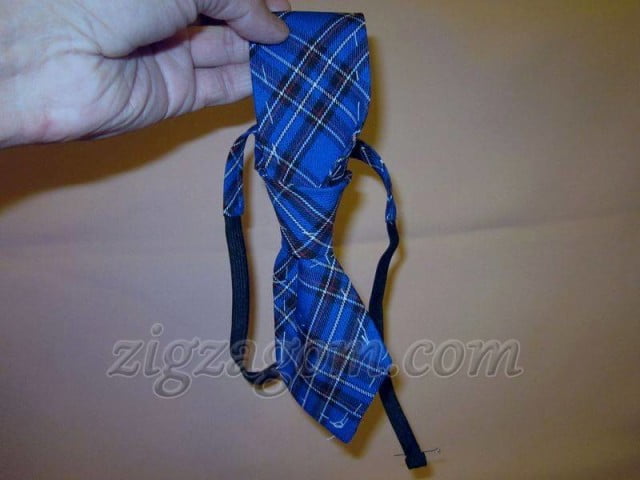 Продеваем галстук в отверстие, образованное деталью узла