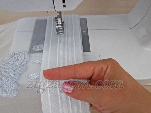 В процессе шитья фиксируйте ленту и тюль между указательным и средним пальцами