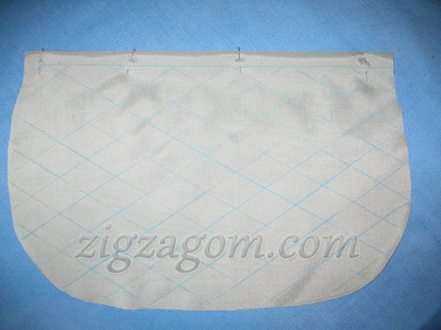 Внутреннюю перегородку сумки скалываем вдоль сгиба, мелом рисуем линию кулиски для резинки и линии стежки