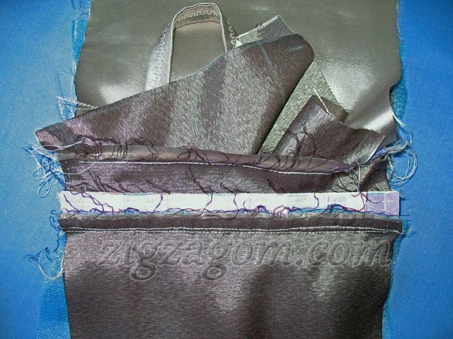 Прикладываем каждую из деталей подкладки на шов пришивания замка к сумке