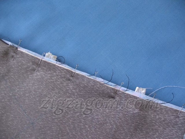Накладываем подкладку из атласа (деталь 2) на плетенку с рюшем