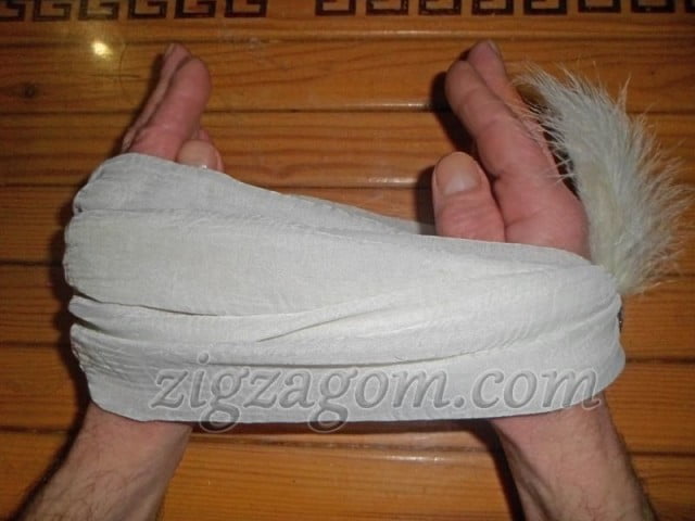 Руками укладываем ткань в складки по центру чалмы и закрепляем ткань вручную