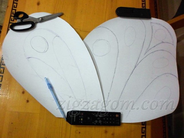 Рисуем крылья с узором на бумаге