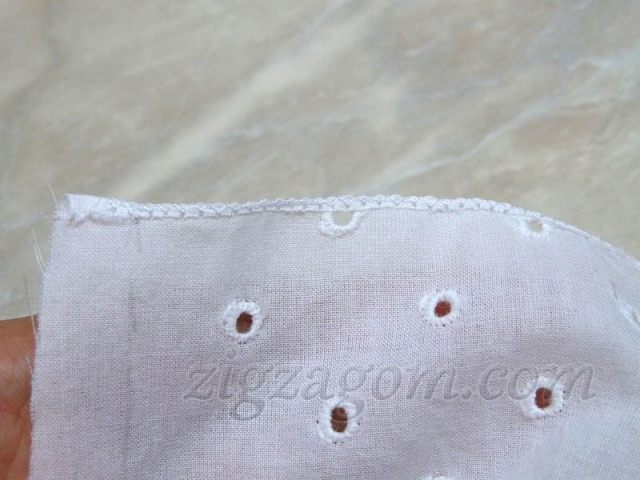 Аккуратно срезаем излишек ткани близко к строчке, при этом, не порезав ткань и нитки