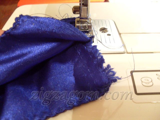 Из синей и желтой ткани нарезаем полоски ткани шириной 10 см.
