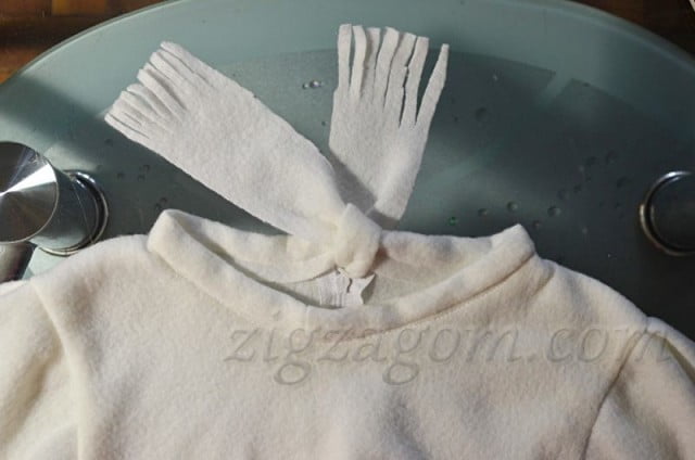 Пришиваем обтачку, концы ткани режем ножницами таким образом, что б они имитировали шарфик