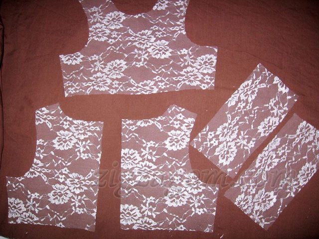Из кружевной ткани кроим верхнюю часть платья