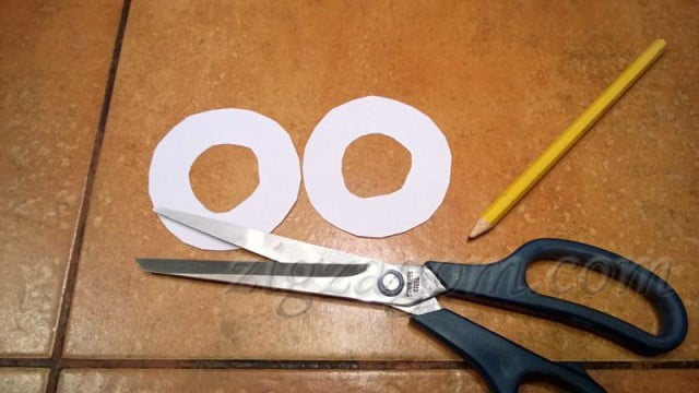 Рисуем на бумаге два круга диаметром 5 см., внутри рисуем еще один круг диаметром 2,5 см. Вырезаем получившиеся «бублики»
