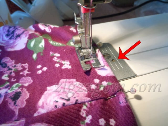 На швейной машине двойной строчкой с лицевой стороны подшиваем низ