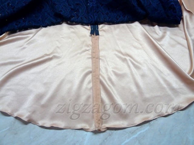 Срезы деталей юбки подкладки стачиваем, отступив от строчек притачивания к молнии 1- 2 см.