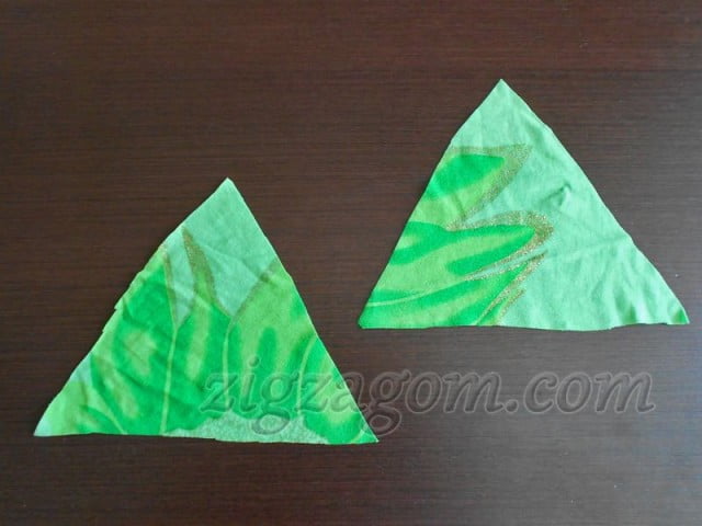 Из остатков ткани выкроить два одинаковых треугольника