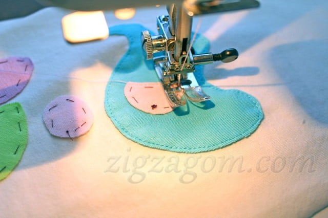 На швейной машине прямой строчкой пришить все детали аппликации на расстоянии 1-2 мм. от края