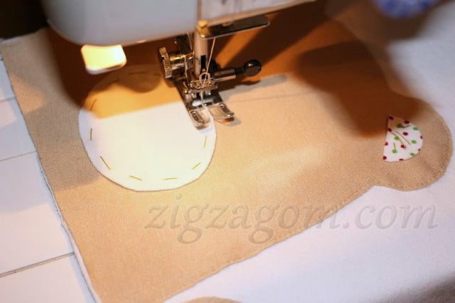 На швейной машине прямой строчкой пришить все детали аппликации