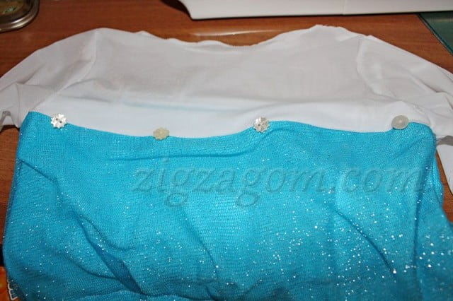 На спинке платья на уровне стыка белой и голубой тканей пришиваем маленькие пуговицы