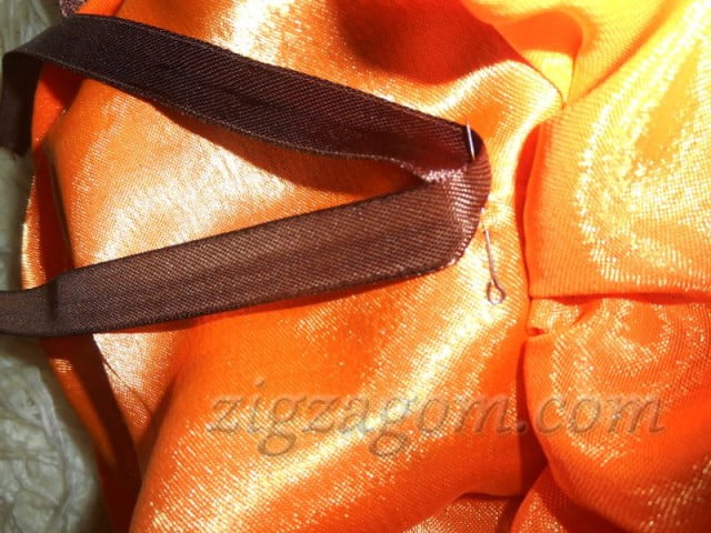Коричневую ленту предварительно пришить между двух оранжевых юбок