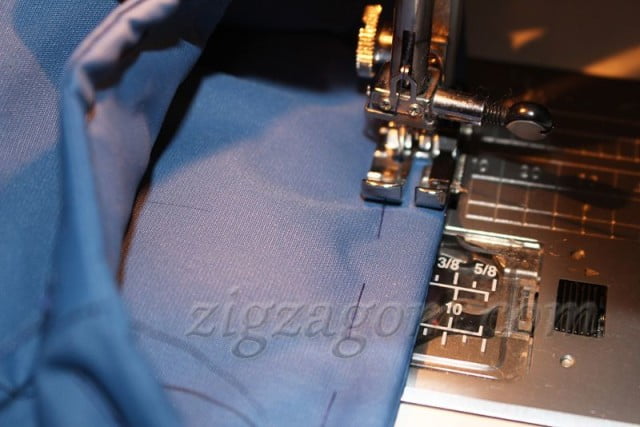 Низ брюк закрепляем строчкой на швейной машине, отступая от низа 1 см.