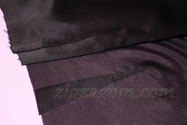 На деталях из основной ткани и подкладки выполняем выточки, разглаживаем