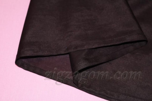 Нижний край юбки из подкладки обрабатываем двойной подгибкой с закрытым срезом